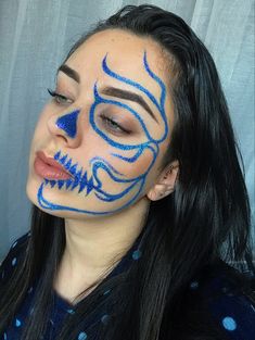 Blue Makeup Looks Halloween, Face Paint Skeleton Easy, Halloween Makeup Face Paint, Blue Halloween Makeup Ideas, Blue Makeup Halloween, Blue Skeleton Makeup, Blue Skull Makeup, Glitter Skeleton Makeup, Facepainting Ideas Halloween