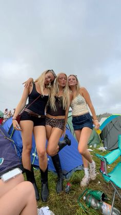 girls photo , festival aesthetic Festival Outfits Reading, Festival Camping Outfits, Board Masters Festival Outfit, Board Masters Festival, Reading Festival Outfit Ideas, Leeds Festival Outfits Uk, Leeds Festival Aesthetic, Boardmasters Aesthetic, Boardmasters Festival Outfits