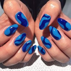 Tendencia de uñas otoño 2020: psicodélico - Mujer de 10: Guía real para la mujer actual. Entérate ya. Milky Nails, Edgy Nails, Minimal Nails, Nails Colors, Nails Spring, Nails 2020, Nails Simple, Short Acrylic Nails Designs