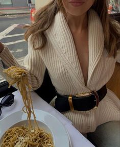 Restaurant Outfit, Lunch Outfit, Chic Outfit, Winter Fashion Outfits, Elegant Outfit, Fall Winter Outfits, Sweater Vest, Modest Fashion