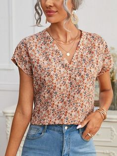 Ditsy Floral V Neck Top | EMERY ROSE Short Sleeve V Neck Tops, Floral Tops For Women Cute Outfits, Cute Blouses For Women Casual Summer, Collared Tops Women, V Neck Short Sleeve Top, Spring Blouses For Women, Floral Blouse Outfit Summer, Floral Tops For Women Casual, Women’s Tops