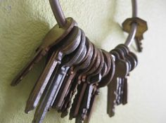 a bunch of keys hanging on the side of a wall