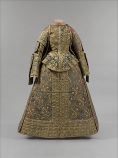 Late 16th century Spanish gown 1500s Fashion, 16th Century Clothing, 16th Century Fashion, Court Dresses, Spanish Fashion, Period Outfit, Century Clothing, Antique Dress, Medieval Clothing