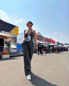 Paddock Fashion F1, Formula 1 Wags Outfits, F1 Wags Outfits Paddock, Grand Prix Outfit Ideas, Paddock Outfit Ideas, Melbourne Aesthetic Fashion, F1 Wag Outfit Ideas, F1 Girl Outfit, F1 Wag Outfits