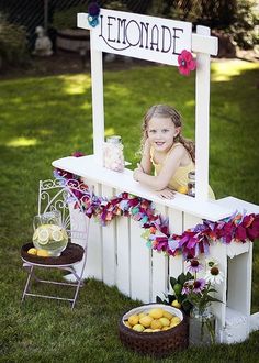 OUTDOOR PLAY IDEAS Lemonade Stands, Mommo Design, Ice Cream Stand, Outdoor Fun For Kids, Wooden Pallet Furniture, Pallet Creations, Pallet Decor, Recycled Pallets, Pallet Outdoor