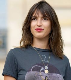 The 8 Different French Makeup Looks of Jeanne Damas Jeanne Damas Lipstick, Jeanne Damas Haircut, Jeanne Damas Hair, French Shag, French Fringe, Glossier Stretch Concealer, Langer Pony, Fuchsia Lipstick, French Makeup