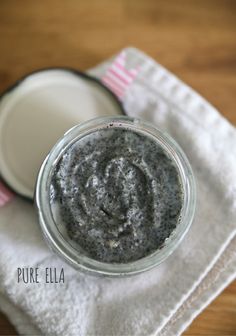 diy body scrub against cellulite made with coffee and coconut oil Homemade Facial Scrub, Coconut Oil Scrub, Coconut Oil Body Scrub, Face Body Scrub, Diy Body Scrub, Homemade Facials, Coffee Grinds, Diy Scrub, Scrub Recipe