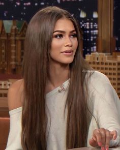 Zendaya Hair, Rambut Brunette, Honey Brown Hair, Brown Hair Looks, Brown Hair Inspo, Hairstyles For Layered Hair, Makijaż Smokey Eye, Brown Hair Balayage, Hair Inspiration Color