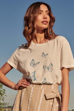 Butterfly Flight Vintage-Print Graphic Tee - ShopPromesa Boho Looks, Cropped Graphic Tees, Chill Vibes, Butterfly Graphic, Boho Look, Printed Tees, Feminine Style, Urban Fashion, Vintage Prints