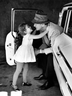 John Wayne and his daughter cutest picture ever I bet he was an amazing Daddy *^__^* this gives me warm fuzzies Cutest Picture Ever, Celebrities Photos, I Love Cinema, Celebrity Families, Hollywood Legends, A Kiss, White Photo