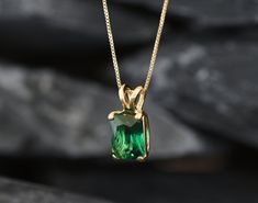 Gold Emerald Pendant set with a Created Emerald in a perfect diamond Cut, flawless clarity & stunning green color, measuring 10x8mm & weighing 3 Carats. Solitaire Pendant design made of Gold Vermeil ☞ thickest 18k Gold Plating on top of Solid 925 Sterling Silver ☞ made to last. Matching Ring: www.etsy.com/uk/listing/946720877 Matching Earrings: www.etsy.com/uk/listing/999818132 ⌛Last Pendants left ⌛ Details : ♥Each item comes in a cute GIFT BOX ✓ ♥GUARANTEE on the materials ✓ ♥Created Emerald in Emerald Pendant Set, Morganite Pendant, Square Necklace, Blue Topaz Pendant, Matching Ring, Ruby Pendant, Emerald Pendant, Emerald Necklace, Matching Rings