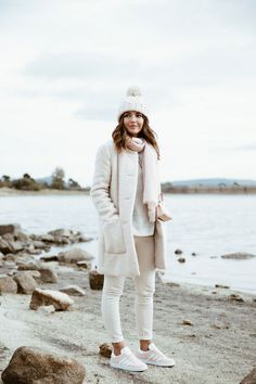 Beautiful winter whites - outfit inspiration Winter White Outfit, December Outfits, Fashion Blogger Style, White Coat, Winter Trends, Fashion Weeks, Coat Outfits, Sneakers Outfit, Outfits Casual