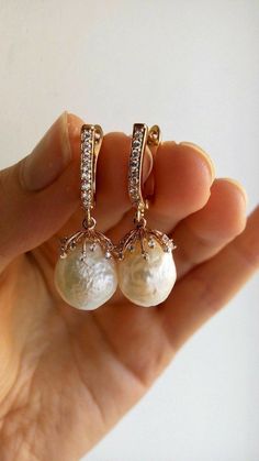 White Pearl Earrings, Types Of Jewelry, Gold Jewelry Simple, Jewelry Design Earrings, Classy Jewelry, Gold Earrings Designs, Gold Necklace Designs, Jewelry Design Necklace, Girly Jewelry