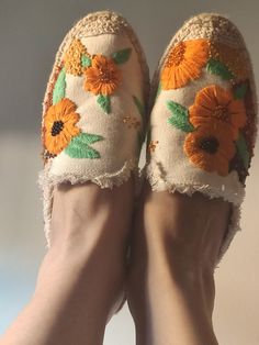 Diy Sandals, Embroidery Ideas, Elba, Sewing Projects, Womens Sandals, Espadrilles, Embroidery, Collage, Sewing