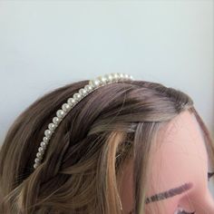 White pearl hair bandThis is a chic and simple pearl hair band, made with luxurious white Swarovski crystal pearls ranging in size from 4mm to 8mm. The pearls are carefully attached to a silver colour band with non-tarnish silver plated wire.The band is approximately 3mm wide, with a circumference of approximately 12cm (4 3/4"), but of course the metal has some bend in it to comfortably fit a range of head sizes. The beaded section covers the centre 22cm (8 3/4") of the band.This simple tiara wo Pearl Hair Band Hairstyles, Diy Pearl Headband, Pearl Headband Hairstyles, Hair Band Hairstyles, Simple Tiara, Bridal Headband Pearl, Pearl Hair Band, Pearl Hair Accessories, Headband Pearl