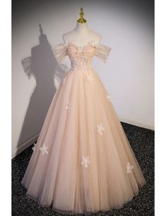 Off-shoulder Tulle Evening Dress For Spring, Spring Off-shoulder Tulle Evening Dress, Off-shoulder Tulle Ball Gown For Prom, Off-shoulder Tulle Ball Gown For Prom Season, Spring Tulle Ball Gown For Banquets, Off-shoulder Tulle Gown For Prom Season, Prom Dress With Flowers, Green Wedding Dresses, Dress With Flowers