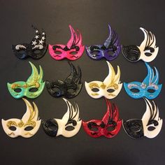 Birthday Cupcakes Toppers, Masquerade Cupcakes, Wedding Table Centerpieces Diy, Quinceanera Centerpieces, Masquerade Ball Party, Masquerade Theme, Wedding Reception Centerpieces, Masquerade Masks, Mask Masquerade