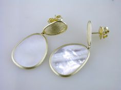 Available for Order. (Orders Placed today will ship in approximately 3-4 weeks.) 18k Yellow Gold Lunaria Drop Earrings with White Mother of Pearl 18k Yellow Gold Post Backs 1.3" Long 13MM Lunaria 20MM Mother of Pearl Drop 2.16 Grams (each) Made in Italy NAGI Jewelers is an authorized Marco Bicego Retailer. 14k Gold Oval Earrings For Evening, Elegant Hammered Earrings For Wedding, Elegant Hammered Wedding Earrings, Elegant White Hammered Jewelry, Fine Jewelry Oval Earrings With High Luster, Yellow Gold Earrings With High Luster As Gift, Yellow Gold Earrings With High Luster For Gift, Hammered 14k Gold Earrings For Wedding, Yellow Gold High Luster Earrings As Gift