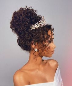 Produção poderosa pelos profissionais: Cabelo: @ojoaquim Modelo @millenalmeida_ Makeup @o.bielmoura Curly Hair Sweet 16, Curly Hair Quinceanera Hairstyles, Naturally Curly Bridal Hair, Big Curly Afro, Natural Bridal Hair, Afro Curly Hair, Curly Bridal Hair, Sweet 16 Hairstyles