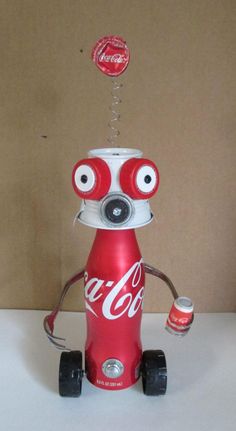 Junk Sculpture Recycled Art, Found Objects Art, Found Object Art Assemblages, Junk Art Ideas, Assemblage Art Sculpture, Sculpture Assemblage, Robot Craft, Recycled Robot, Object Sculpture