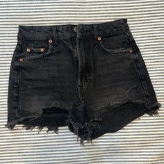 Women’s Size 0 Or Extra Small Zara Black Cut Off Ripped Jean Shorts In Black Denim Wash. Basically Brand New Gently Worn. Zara Denim Jeans, Rolled Cuff Jeans, Ripped Jean Shorts, Mom Jeans Shorts, White Denim Shorts, Zara Shorts, Cut Off Jeans, Blue Denim Shorts, Shorts Women