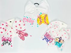 🎀Hand Painted Bows🎀 These hand-painted bows are perfect for any occasion! Sporting events, birthdays, to give as a gift, and so much more! Product details: - Measurements are 6 1/2 X 7 1/2 inches. - Hair tie comes attached on back of the bow. - Made from 3in white grosgrain ribbon. - Fun custom accessory for any occasion!! **Note: All our items are hand painted and no two are exactly alike Softball Hair Bows, Softball Hairstyles, Bow Ideas, Greenville Nc, Bows Hair, Autumn Painting, Hair Tie, Grosgrain Ribbon, Business Ideas