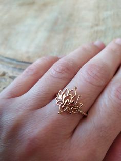 Very pretty lotus flower ring. Gold or silver. Size 7 or 8 Meaningful Ring Designs, Lotus Gold Ring, Lotus Ring Gold, Pretty Jewellery Rings, Gold Finger Rings Unique, Gold Ring Design For Women Indian, Lotus Engagement Ring, Stylish Jewelry Accessories, Lotus Flower Jewelry