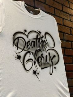 Text On T Shirt, Air Brush Shirts Ideas, Airbrush Shirts Ideas Design, Airbrush Font, Airbrush Couple Shirts Design, Airbrush Shirt Ideas, Air Brush Art, Air Brush T Shirt