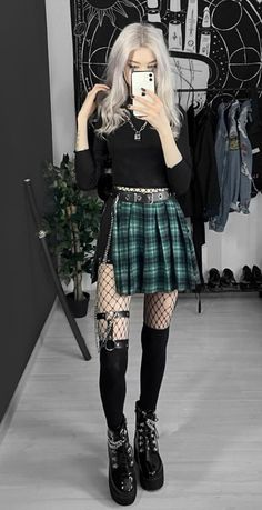 Punk Rock Style Women, Emo Date Outfit, Green Skater Skirt Outfit, Goticas Aesthetic Outfit, Alt Fashion Women, Alt Date Night Outfit, Grunge Date Outfit, Alt Academia, Goth Date Outfit