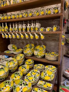 Lemons, Sirmione, pottery, negozi, local shop, Italy, lago di Garda Sirmione Italy, Lemon Drops, Local Shop, The Sunflower, Lemon Drop, Shop Local, Booth Design, Wallpaper Ideas, Wedding Stuff