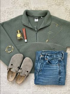 @catsparklelife on tiktok March Church Outfits, Navy And Green Outfits, Church Jeans Outfit, White Birkenstock Boston, Preppy Southern Outfits, Sage Green Outfits, Church Winter Outfit, School Outfits Highschool Winter, Elite Outfits