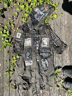 Punk Fashion Diy, Vintage Tattoo Design, Punk Style Outfits, Diy Pants, Patch Pants, Crust Punk, Patchwork Clothes, Punk Patches, Battle Jacket