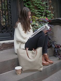 vacation bags on beach Taupe Bag, Linen Handbags, Neutral Bag, Transition Outfits, Handbags Casual, Brown Leather Strap, Linen Bag, Casual Tote, Outfit Idea