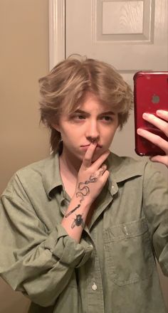 Short Hairstyles Gender Neutral, Blonde Tomboy Hair, Short Fluffy Hair Masculine, Masc Haircuts Ftm Straight Hair, Fem Boy Haircut, Adronymous Hair, Short Haircuts Gender Neutral, Transmale Haircut