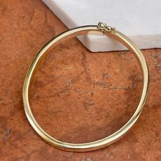 18KT yellow gold 4mm wide, polished-finish, oval, flat, hinged bangle bracelet. The perfect, everyday bangle bracelet in high quality 18k gold! Width: 4mm Length around inside: 6.75" Inside diameter: 2.375" Shown on a 6" wrist Width: 6mm Weight: 10.89 grams High end + designer piece Hallmarked / Stamped 18KT Solid 18k Hollow bangle Oval in shape Hinged and figure 8 latch Made in Italy Panther Jewelry, White Gold Bracelet, Back Jewelry, Figure 8, White Gold Necklaces, White Gold Earrings, Yellow Gold Bracelet, Yellow Gold Pendants, Yellow Gold Earring