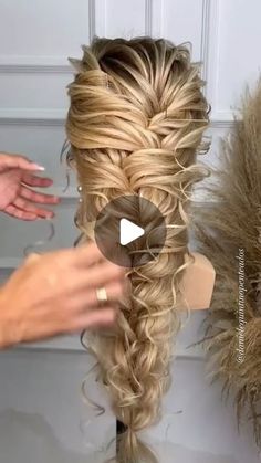 danielequintinopenteados le July 9, 2024: "Mais uma belíssima inspiração de penteado preso super despojado✨✨ Trança Falsa . Já curte, comenta e compartilha aqui se você gostou ❤️👇🏼 . #penteados #braid #braidstyles #braids #maquiagem #cabeleireiro #penteadopreso #penteadomadrinha #penteadonoivas #cursodepenteado #santacruzdocapibaribe #danielequintinopenteados #caruarueregião". Hairstyles