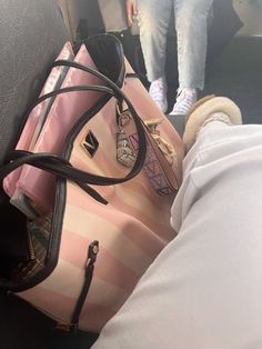 School Bag Essentials, Inside My Bag, Pink Lifestyle, Purse Essentials, Victoria Secret Tote Bags, Girly Bags, Pink Girly Things, Bags Aesthetic, Pretty Bags