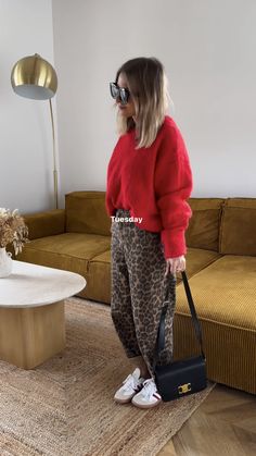 Leopard And Stripes Outfit, Leapord Print Trouser Outfit, Leopard Trousers Outfit Street Styles, Leopard Turtleneck Outfit, Leopard Print Pants Outfit Classy, Leopard Pants Outfit Work, Leopard Print Jeans Outfit Winter, Outfit With Leopard Pants, Leopard Pant Outfit