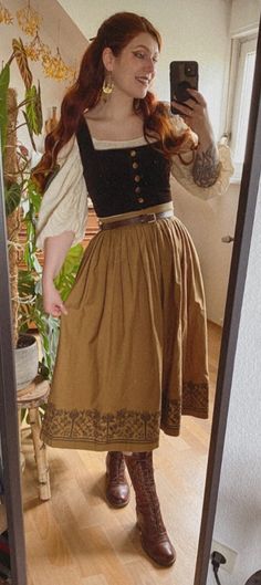 Simple Renisance Fair Outfit, Yellow Ren Faire Outfit, Ren Core Aesthetic, Casual Medieval Outfits Female, Fantasy Cottagecore Aesthetic Outfits, Hobbit Clothes Women, Tavern Outfit Women, Hobbit Clothes Inspired Outfits, Diy Hobbit Costume Women