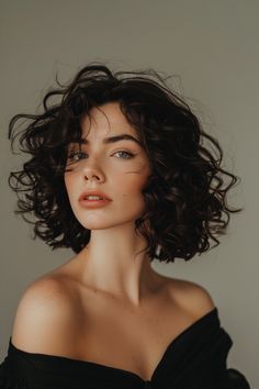 Effortlessly Fashionable: 16 Lovely Shoulder-Size Hairstyles for Curly Hair- #Beautiful #Curly #Effortlessly #Hair #Hairstyles #ShoulderLength #Stylish Check more at https://howcandothis.com/hairstyleideas/effortlessly-fashionable-16-lovely-shoulder-size-hairstyles-for-curly-hair/ Short Curly 2c Hair, Short Curly Half Up, Curly Short Hair Wedding, Natural Curls Shoulder Length, Long Bob For Curly Hair, Fairy Haircut, Shoulder Length Curly Hair, Bob Haircut Curly, Medium Curly