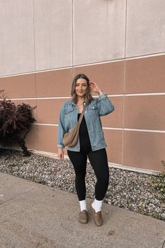 comfy casual midsize fall outfit Midsize Leggings Outfit, Outfits With Clogs, Midsize Fall Fashion, Midsize Fall Outfits, Mom Outfits Winter, Bodysuit Leggings, Outfit Midsize