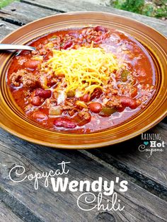 Copycat Wendy’s Chili in the Crockpot Recipe – Raining Hot Coupons World Famous Chili Recipes, Chili In The Crockpot, Simple Chili, Wendy's Chili, Wendys Chili Recipe, Bowl Of Chili, Chili Beans, Restaurant Copycat, Copy Cats