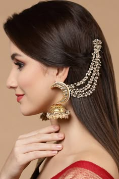 Pearl Tassel Earrings Gold Indian, Luxury Round Kundan Jhumkas, Luxury Gold Pearl Earrings With Latkans, Luxury Kundan Round Jhumkas, Ear Chain Hairstyle, Bahubali Earrings Hairstyle, Elegant Jhumkas With Mirror Work, Heavy Bridal Earrings For Eid, Eid Jhumkas With Tilla