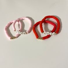 ENSEMBLE BRACELET SAINT-VALENTIN -Chaque ensemble est livré avec deux bracelets MENSURATIONS -Tous les bracelets sont de 6/7 pouces, c'est la taille adulte, si vous avez besoin d'une longueur personnalisée, s'il vous plaît laisser une note à la caisse -Si vous n'êtes pas sûr de la taille, nous vous suggérons de couper une ficelle et de l'enrouler autour de votre poignet, puis de mesurer la ficelle -Tailles enfants disponibles CONSEILS DE SOINS -Ces bracelets sont fabriqués avec des perles de hau Valentine Bracelets, Bracelets Measurements, Bracelets Pink, Valentines Bracelets, Be Mine, Pink Bracelet, Love Valentines, Pink And Purple, Bracelet Gift