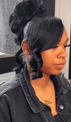 Pin Up Black Women Hairstyles, Sew In Updo Hairstyles, Pin Up Ponytail, Updo With Bang, Layered Hairstyles Medium, Prom Hair Inspo, Hair Inspo Black, Hairstyles For Wavy Hair, Hairstyles Medium Length