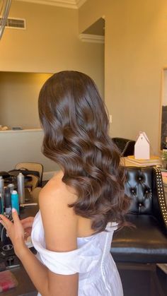 Prom Hair Waves Hollywood Glamour, Structured Waves Hair, Soft Glam Hollywood Waves, Glossy Waves Hairstyles, Formal Hair Waves, Wavy Hairstyle Wedding, Classy Waves Hair, Bridesmaid Waves Hair, Hollywood Waves Brown Hair