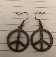 Mod charm.   auction is for (1) pair of retro Bronze Peace Sign French fish hook Earrings. Earrings come in a velvet pouch and Gift box. Also shown in photos is the matching necklace which is sold on my other listing. will ship worldwide. Granola Fits, Wire Fish, Peace Sign Earrings, Earthy Jewelry, Hippie Style Clothing, Handcrafted Artisan Jewelry, Fish Hook Earrings, Funky Jewelry, Wire Earrings