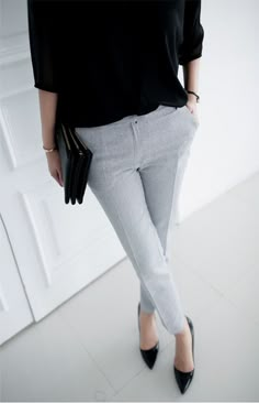 classico Grey Pants Outfit, Young Professional Outfits, Minimalist Moda, Style Désinvolte Chic, Style Casual Chic, Work Chic, Business Outfit