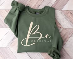 "Be Original Sweatshirt,Motivational Gift,  Motivational Sweatshirt,Inspirational Sweatshirt ,Inspirational Pullover,Positive Quote,Self Love If you are looking for soft, comfortable, premium sweatshirts and hoodies you are in the right place! A B O U T   O U R   P R O D U C T S *Hoodie -Adult unisex sizing,  -Tear away label,  -Ribbed collar,  -Cuffs and waistband with spandex,  -Pouch pocket, double-blend hoodie with matching drawstring  -Mid-weight 8.0 oz. -50% cotton, 50% polyester -Heather sport colors are 60%  polyester, 40% cotton *Sweatshirt -Adult unisex sizing,  -8 oz.(US) 13.3 oz.(CA), 50/50 preshrunk cotton/polyester - Air jet yarn = softer feel and reduced pilling - Double needle stitching at shoulder, armhole, neck,waistband and cuffs  -1 x 1 rib with spandex -Quarter-turned Logo Sweatshirt Design, Cricut Shirt Ideas Women, Cricut Hoodie Ideas, Popular Sweatshirts, Popular Shirt Designs, Sweatshirt Sayings, Christian Shirts Designs, Citation Positive, Church Shirt