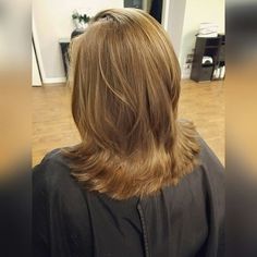 Cut, layers, blowout Short Layer Blowout, Blown Out Layered Hair, Haircut Blowout Layers, Blowout On Short Layered Hair, 90s Layered Brown Blowout Hair, Long Hair Styles